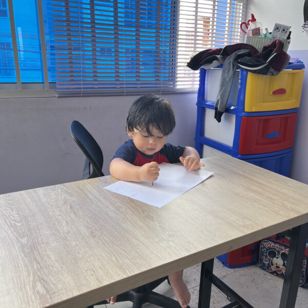 niño estudiando primaria presencial