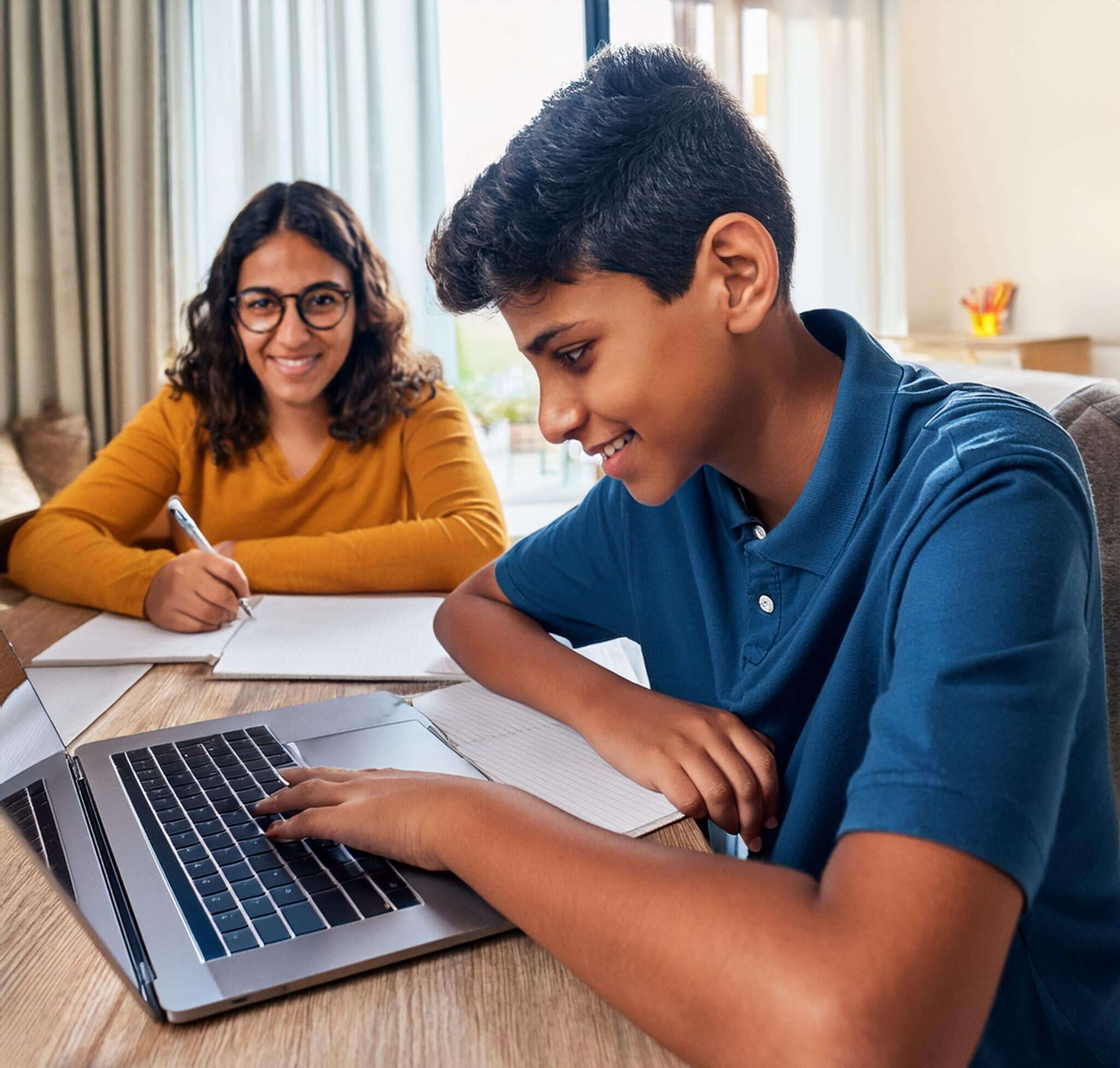 joven estudiando bachillerato virtual con la mama